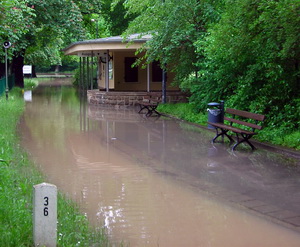 Bild Hochwasser im Gro&szlig;en Garten am Bahnhof Palaisteich der Parkeisenbahn Dresden 2013