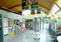 Bild Rollst&uuml;hle und Rollatoren im Bahnhof abstellen