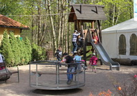 Mit Kindern und Parkeisenbahn zum Spielplatz in der Torwirtschaft im Gro&szlig;en Garten in Dresden